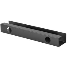 Kabelkanal til montering under skrivebord, sort metal, åbne ender, to store huller i siden, hævet bagkant.