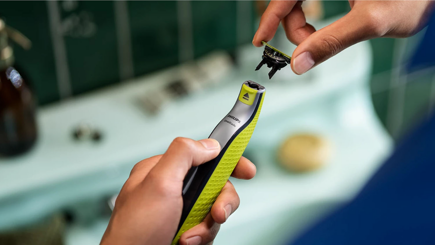 Philips OneBlade QP440/50 360 udskiftningsblade 4 stk monteres på elektrisk barbermaskine med grøn og sort skaft.