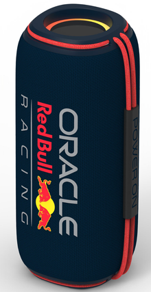 Red Bull Racing Bluetooth-højttaler blå med Oracle Red Bull Racing-logo, mørkeblåt cover, røde detaljer og POWER ON-knap.