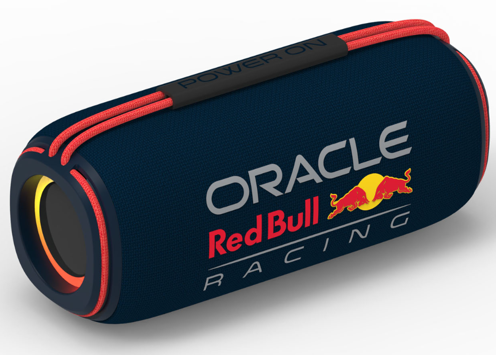 Red Bull Racing Bluetooth-højttaler, blå cylinder med mørkeblåt stof, røde detaljer, Oracle Red Bull Racing-logo og "POWER ON.