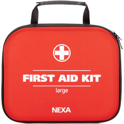 Nexa Førstehjælpskasse Stor 64 dele rød med hvide medicinske kors, teksten "FIRST AID KIT", "NEXA" og sort bærehåndtag.