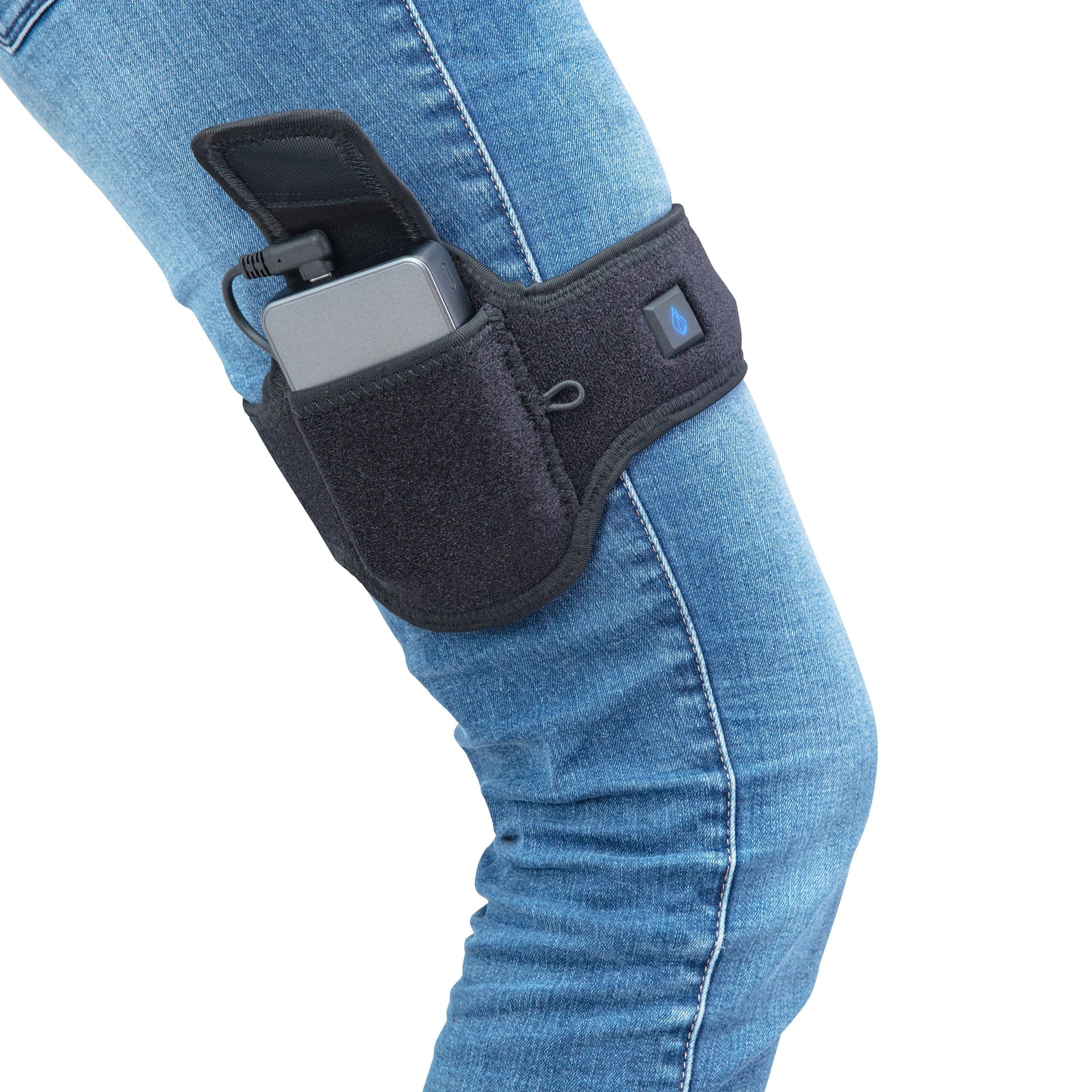 Sort bånd med lille elektronikenhed og kabel fastgjort om lår over blå jeans, til Varmesåler til Powerbanks.