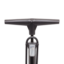 Luxorparts Cykelpumpe med trykmåler sort, T-formet håndtag, lille rum til tilbehør, close-up vinkel.