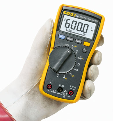 Fluke 115 True RMS multimeter gul, display viser 6.000 VAC, centralt drejehjul, betjent med håndske.