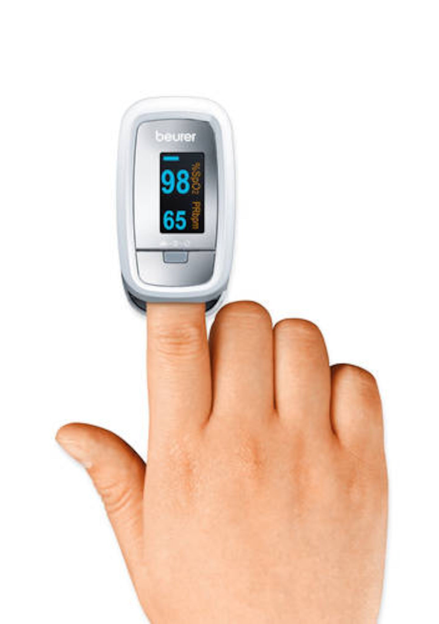 Beurer PO30 fingerpulsoximeter viser 98 iltmætning og puls 65, aflæsning i blå og orange på displayet.
