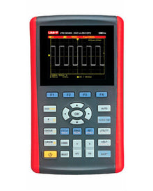 Uni-T UTD1050DL oscilloskop 50 MHz, farvedisplay, funktionsknapper, rød yderkappe, gråt frontpanel, tydelig mærkning.