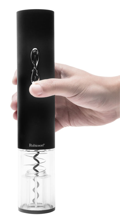 Rubicson Automatisk vinåbner sort cylinderformet med transparent bund der viser metalproptrækker, vises i hånd.