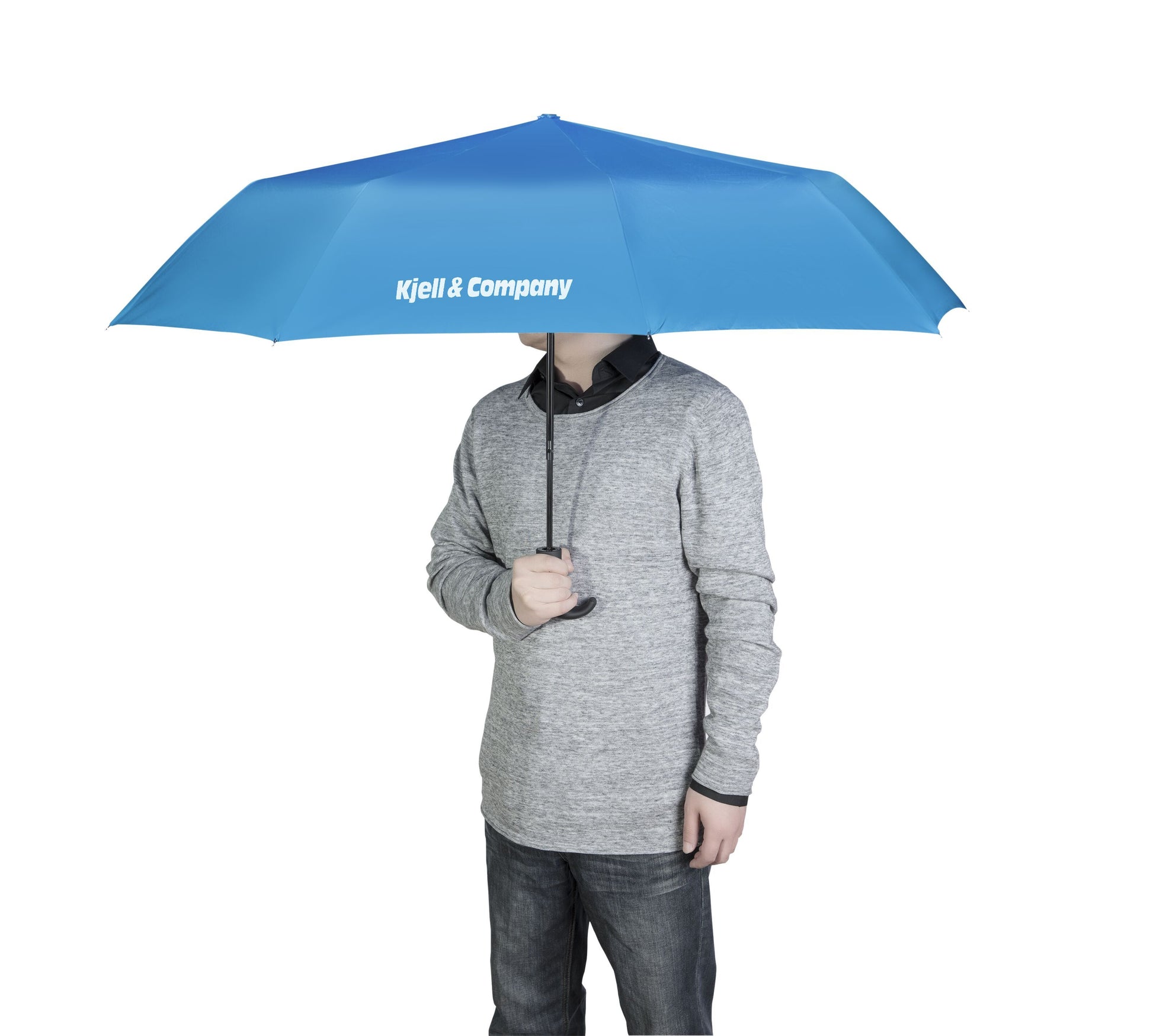 Stormsikker paraply blå, holdt af person i grå sweater, paraply dækker delvist ansigt.