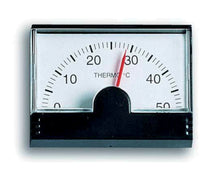 Analogt indendørs termometer, temperaturinterval 0-50°C, sort kabinet, viser ca. 28°C.