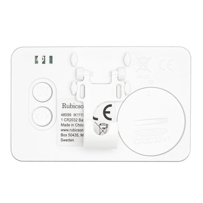 Bagside af hvidt Kompakt digitalt termometer & hygrometer, batterirum, to knapper, mærkater og regulatoriske symboler.