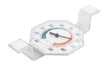 Vinduestermometer i plast, transparent med hvid skive, sort viser og Celsius-tal til montering på vindue eller overflade.