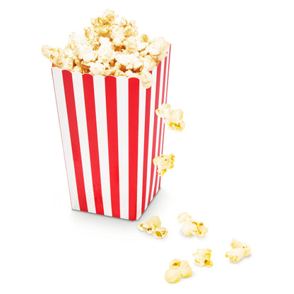 Popcornbæger i rød-hvide striber fra 10-pakning, fyldt med popcorn, enkelte stykker spildt på overfladen.