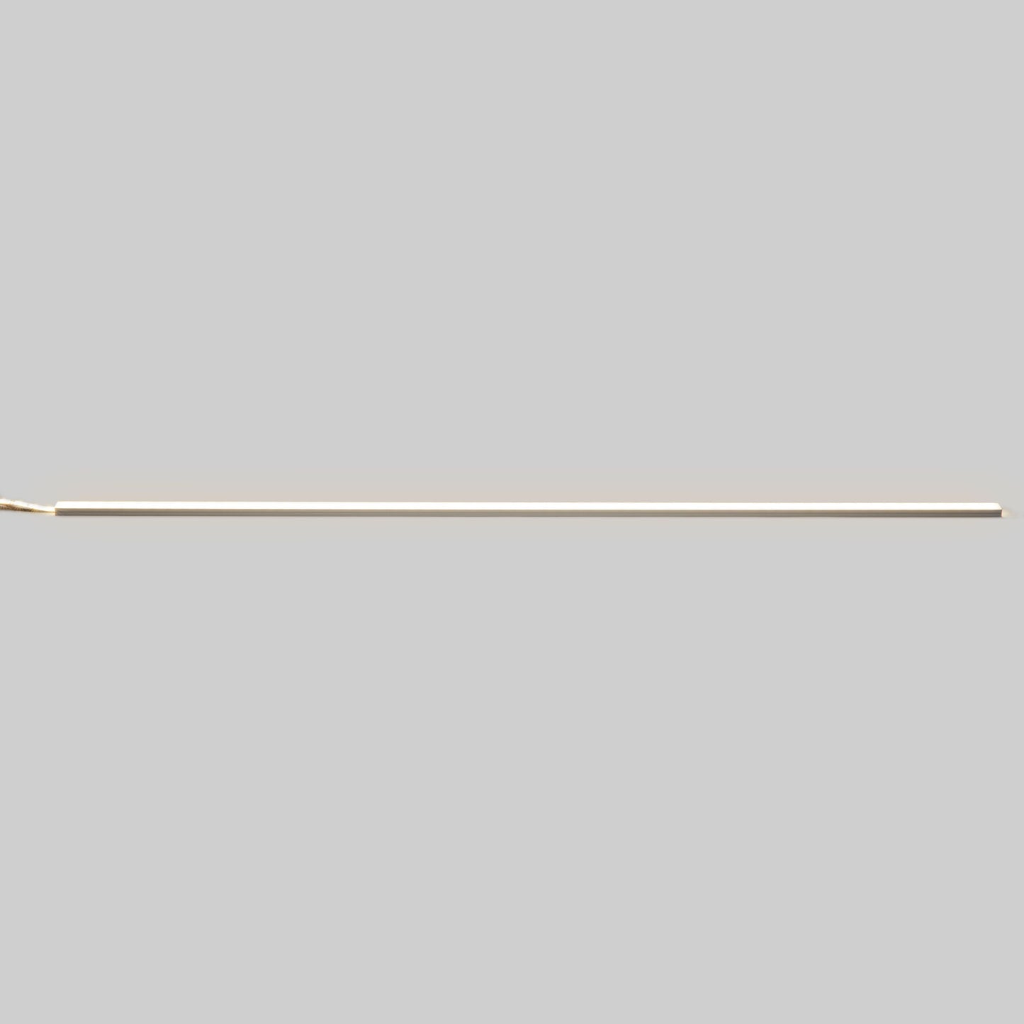Luxorparts aluminiumprofil til LED-strips, slankt design, sølvfarve, set fra oven på ensfarvet lysegrå baggrund.