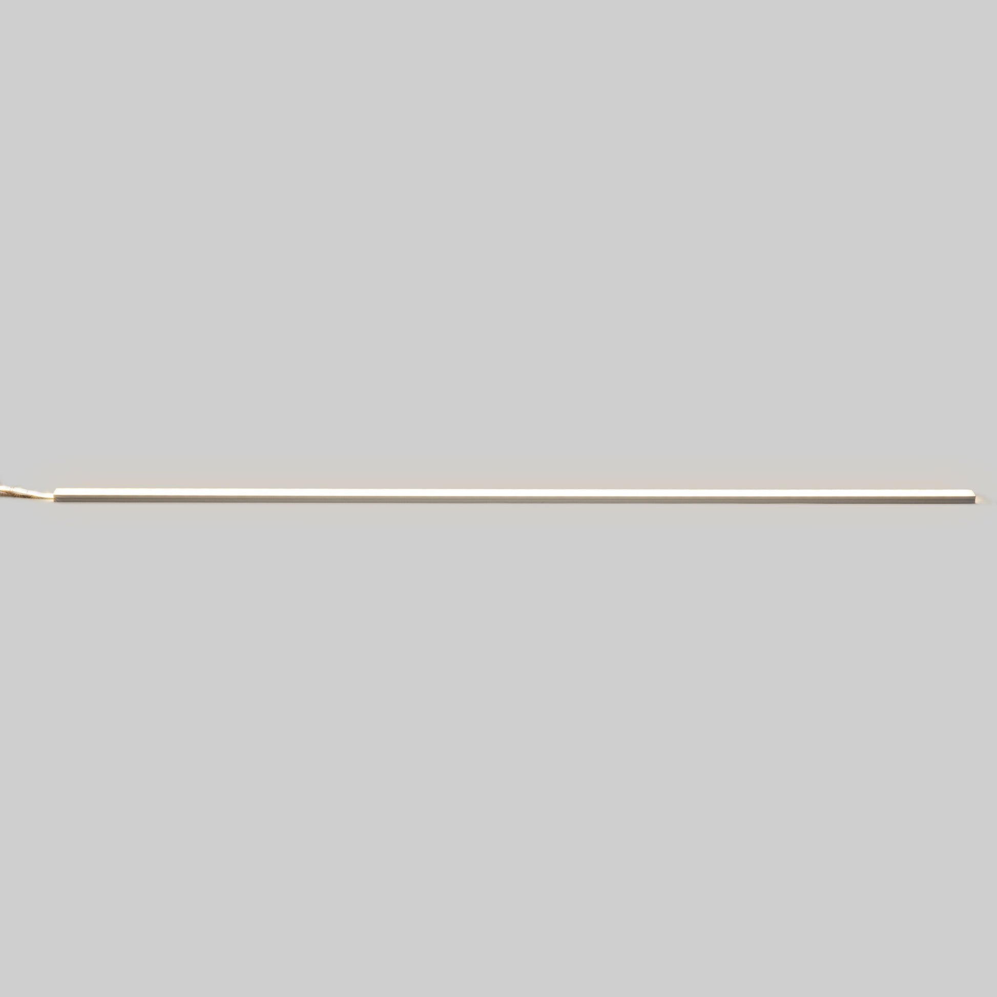 Luxorparts aluminiumprofil til LED-strips, slankt design, sølvfarve, set fra oven på ensfarvet lysegrå baggrund.