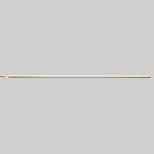 Luxorparts aluminiumprofil til LED-strips, slankt design, sølvfarve, set fra oven på ensfarvet lysegrå baggrund.