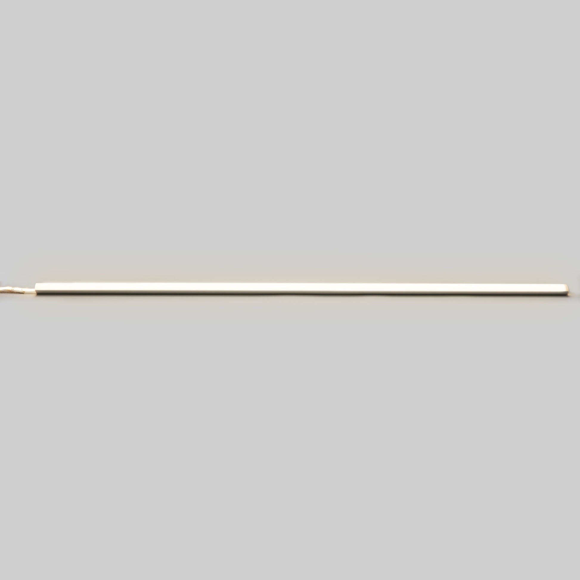 LED-stribe med strømledning i venstre side, kompatibel med Aluminiumprofil hjørnemontering til LED-strips.