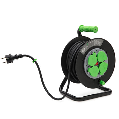 Luxorparts 4-vejs kabeltromle 15 m, sort med grøn håndtag og fire grønne udtag, IP44, metalstel, delvist udrullet ledning.