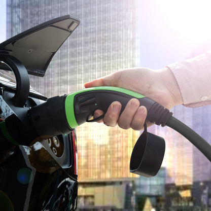 Luxorparts Type 2 opladningskabel til elbil 22 kW 3 faser 8 m sættes i elbil med bybaggrund.