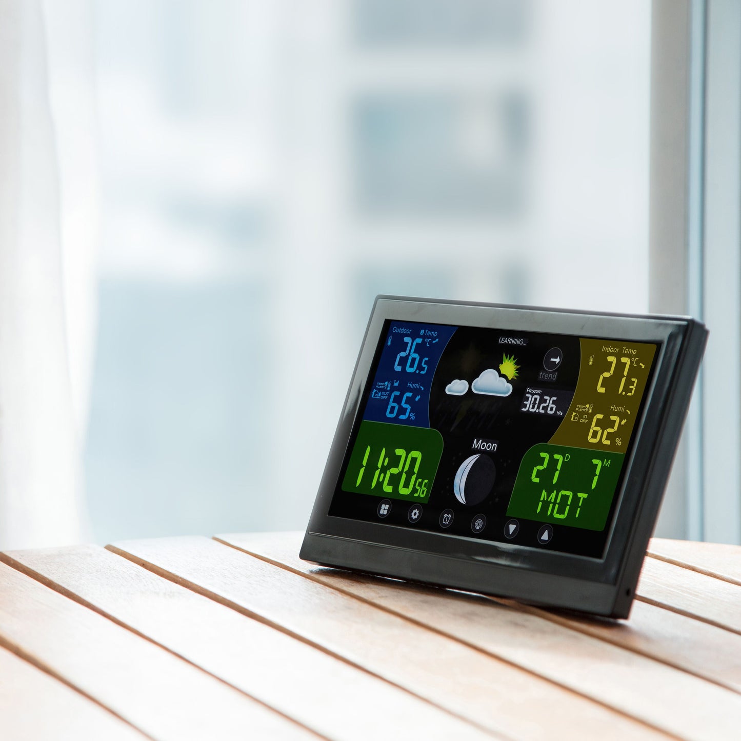 Rubicson vejrstation med stort display, viser udendørs temperatur samt indendørs temperatur, luftfugtighed, tid og dato.