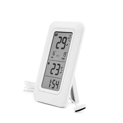 Rubicson termometer med hvid ramme, viser 29°C ude, 23°C inde, tid 1:54 og har tilsluttet kabelsensor.