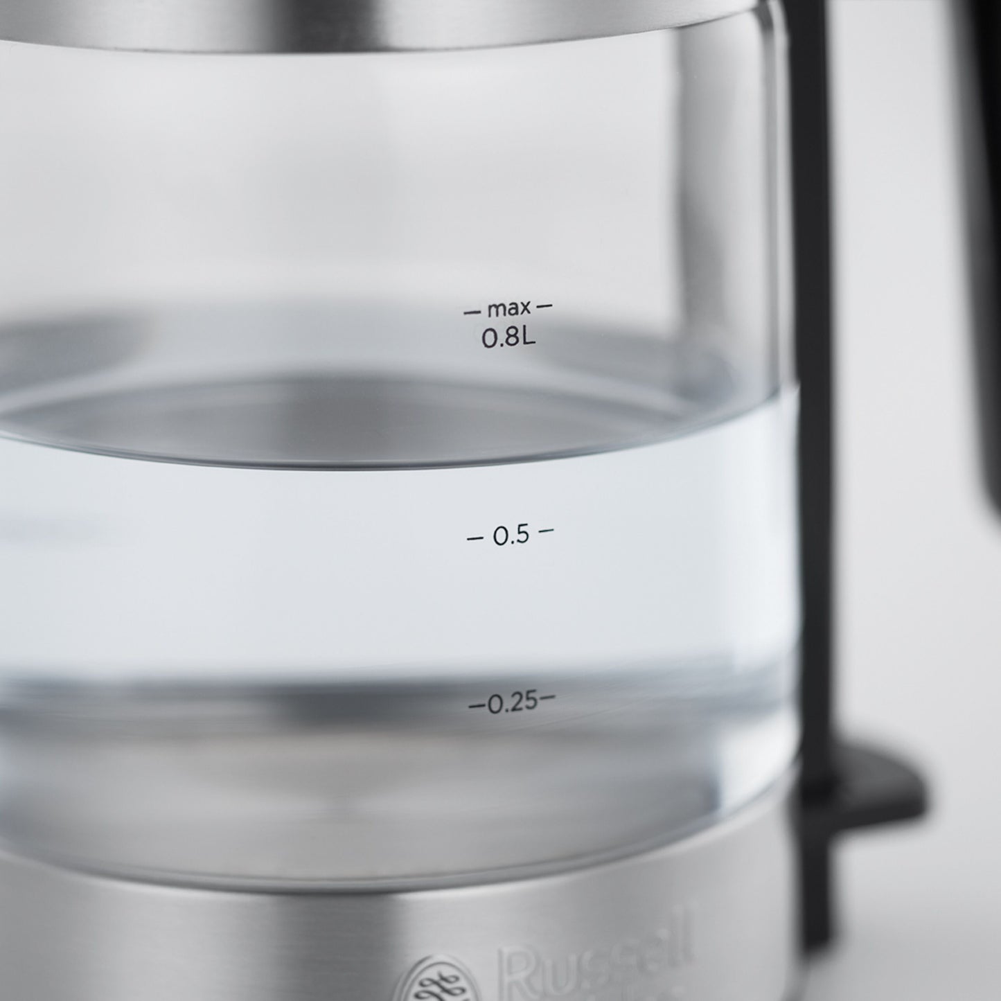 Russell Hobbs Compact Home kedel, vandstandsmærker 0,25L/0,5L/maks 0,8L og Russell Hobbs-logo nederst.