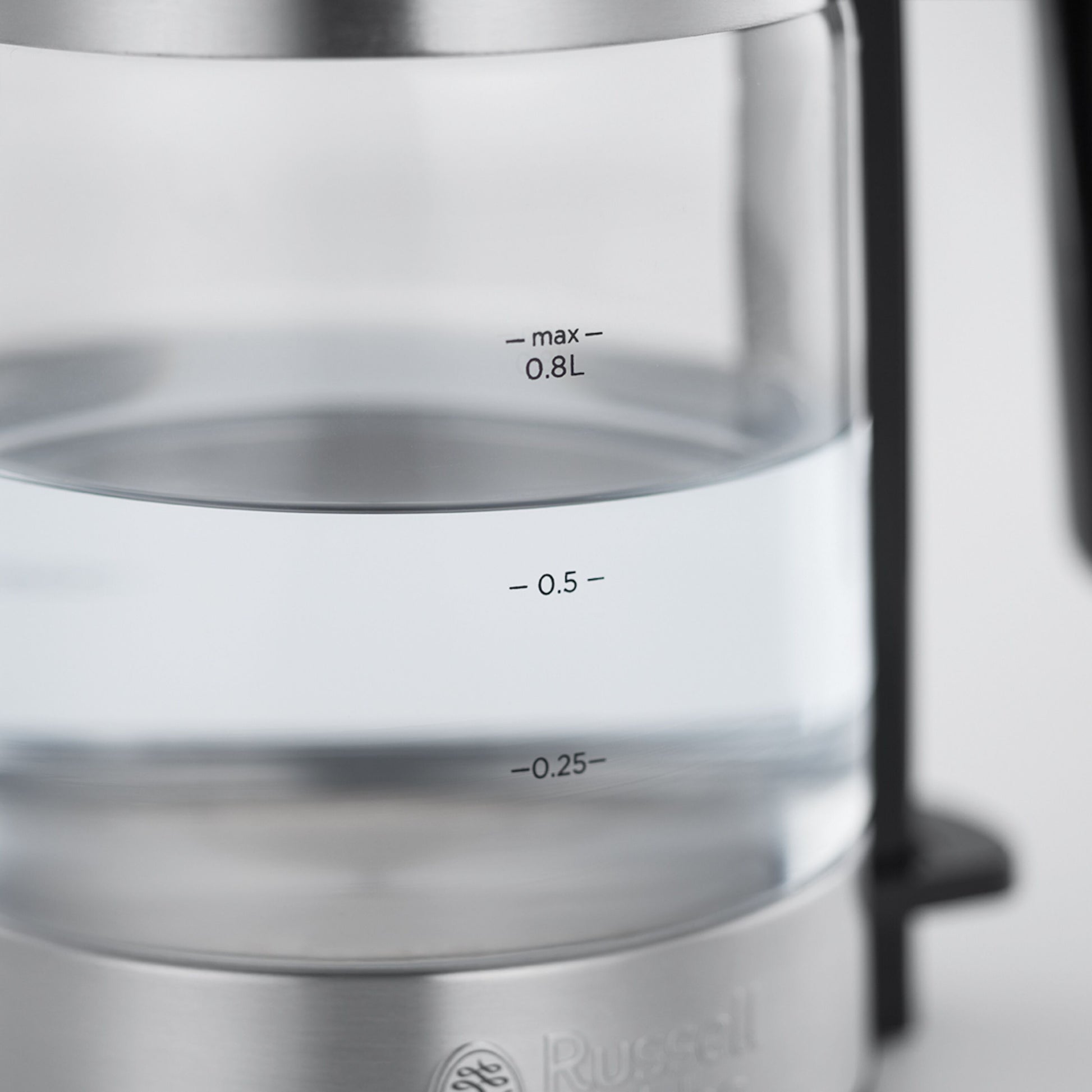 Russell Hobbs Compact Home kedel, vandstandsmærker 0,25L/0,5L/maks 0,8L og Russell Hobbs-logo nederst.