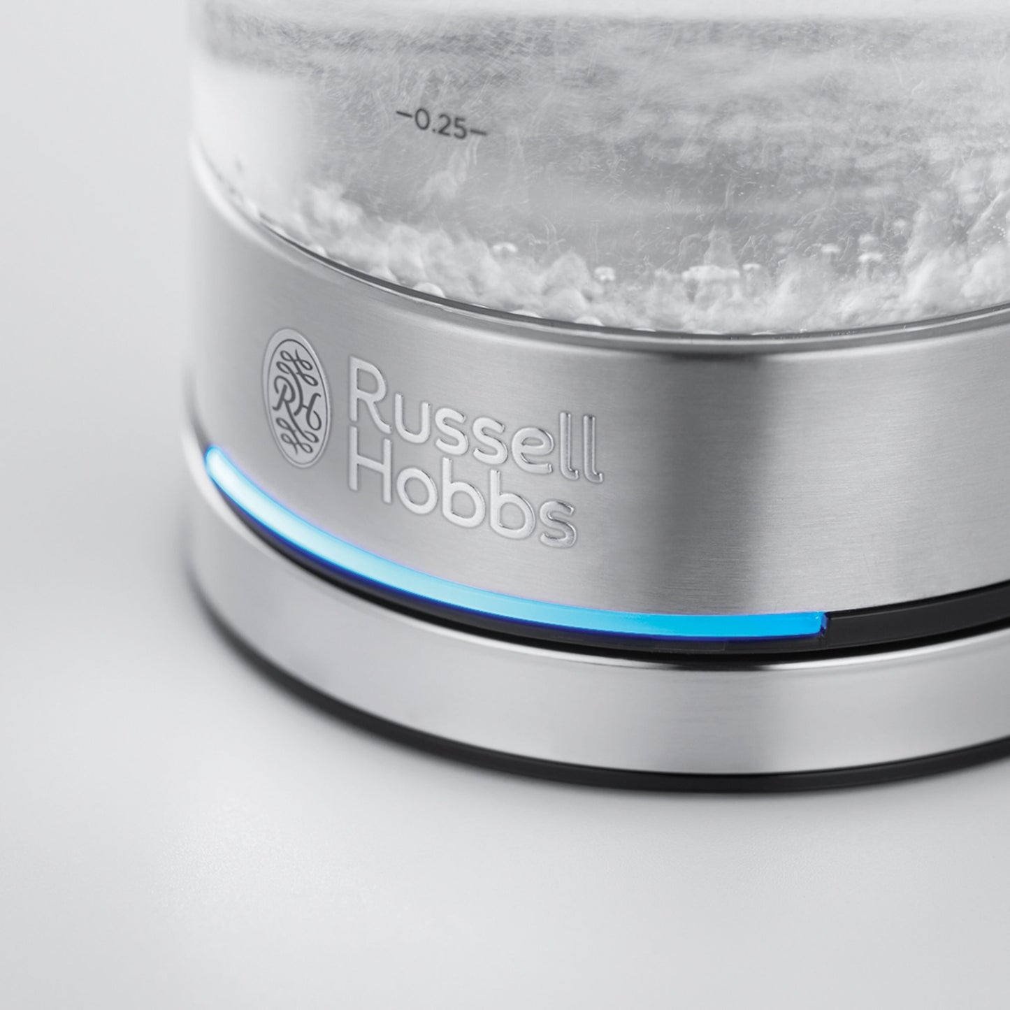 Russell Hobbs Kedel Compact Home base med blå LED-indikator, boblende vand og indgraveret Russell Hobbs-logo i stål.
