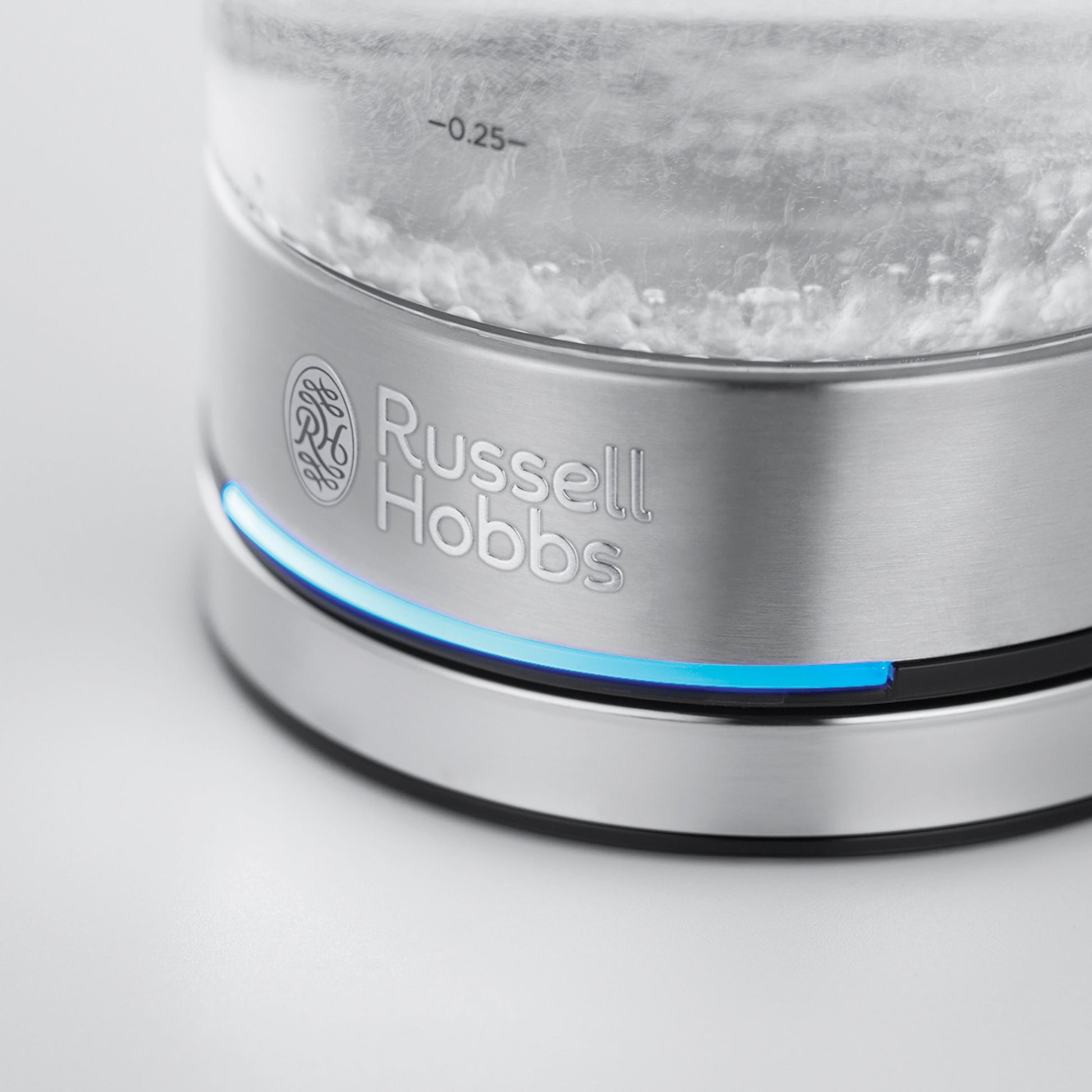 Russell Hobbs Kedel Compact Home base med blå LED-indikator, boblende vand og indgraveret Russell Hobbs-logo i stål.