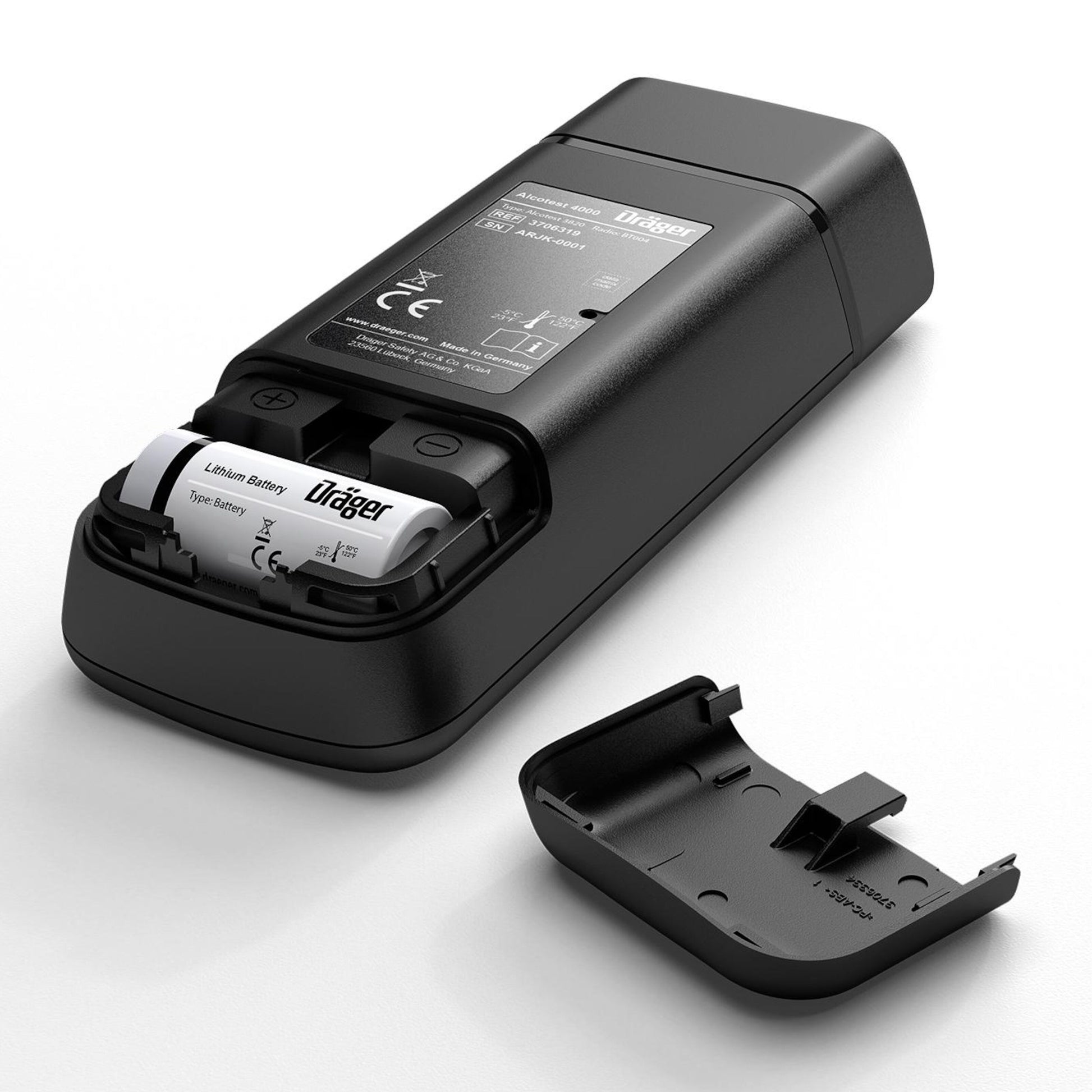 Dräger Alcotest 4000 alkometer sort med åbent batterirum, til synlige lithiumbatterier og dæksel ved siden af.