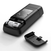 Dräger Alcotest 4000 alkometer sort med åbent batterirum, til synlige lithiumbatterier og dæksel ved siden af.