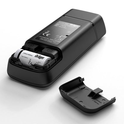 Dräger Alcotest 4000 alkometer sort med åbent batterirum, til synlige lithiumbatterier og dæksel ved siden af.