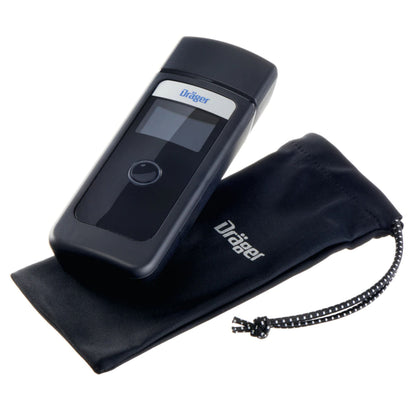 Dräger Alcotest 4000 sort alkometer med digitalt display og enkelt knap ved siden af sort Dräger-pose med logo.