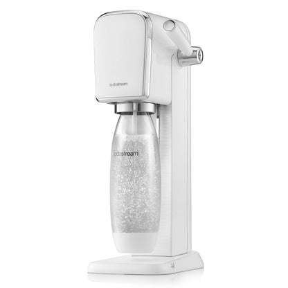 Sodastream sodavandsmaskine hvid med gennemsigtig flaske monteret fyldt med danskvand og synlige bobler.