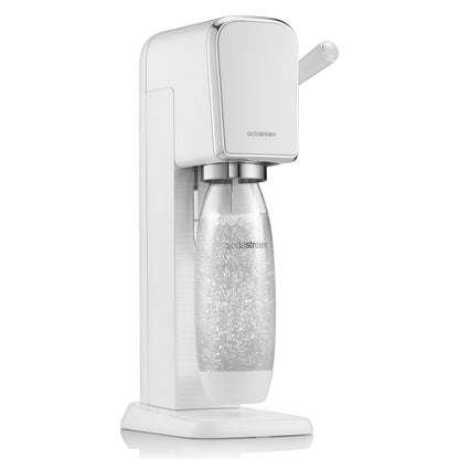 Sodastream sodavandsmaskine hvid med gennemsigtig carbonateringsflaske fyldt med danskvand.