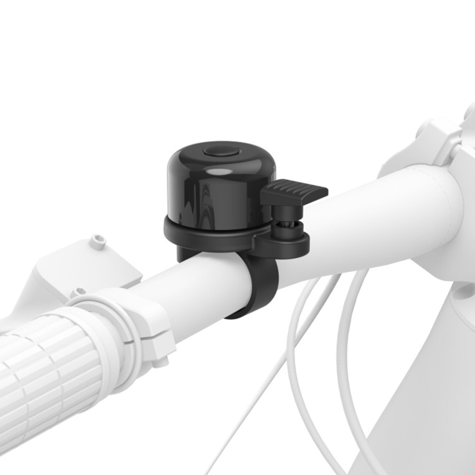 Ringeklokke med beslag til Apple AirTag monteret på hvidt styr ved greb og elektronisk komponent, kabler langs stellet.