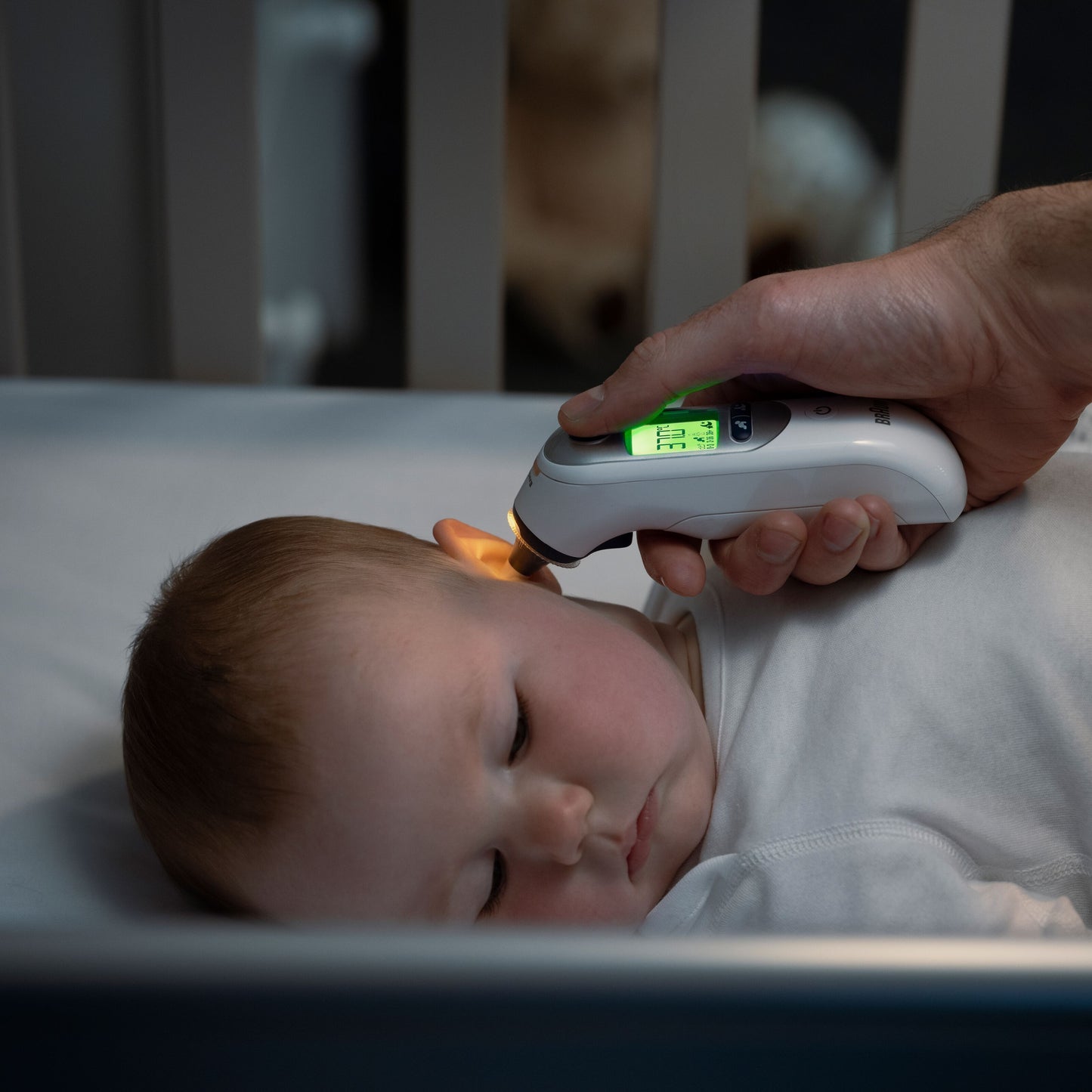 Braun Thermoscan 7+ Øretermometer bruges til at måle temperaturen på baby, aflæsning vises på termometret.