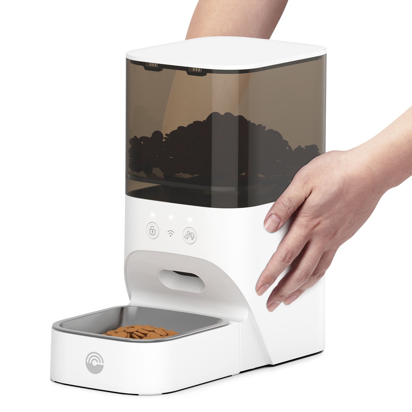 Cleverio PF100 Smart foderautomat, hænder bruger den, brun foder i skål og mere synligt i transparent beholder ovenpå.