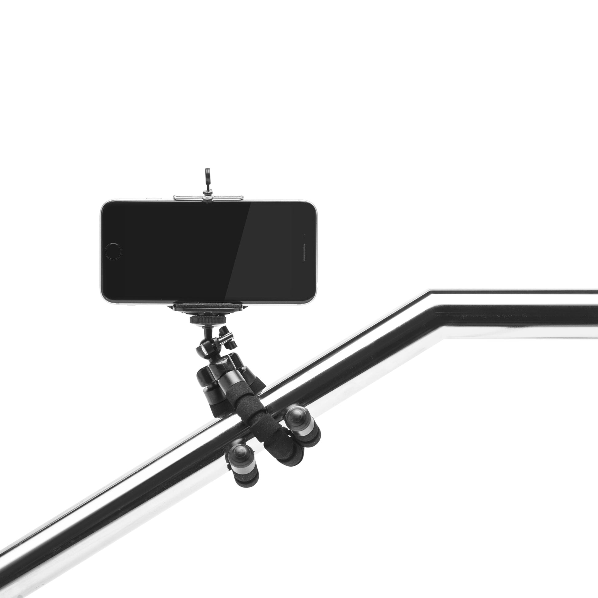 Sort smartphone monteret vandret i Linocell Tripod til kamera og mobil på metalræling med fleksibel kuglehovedklemme.