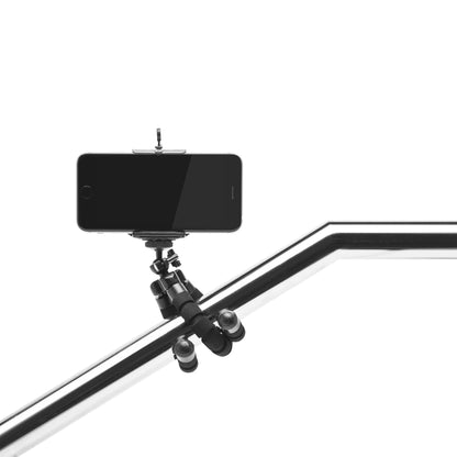 Sort smartphone monteret vandret i Linocell Tripod til kamera og mobil på metalræling med fleksibel kuglehovedklemme.