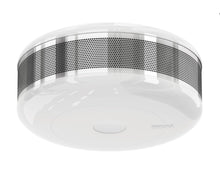Fibaro Z-bølge-røgalarm, rund model med temperaturovervågning og sort perforeret bånd rundt om midten, loftmonteret.