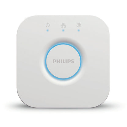 Philips Hue Bridge, hvid, kvadratisk smart home hub med afrundede hjørner, rund knap med blå LED-ring, tre indikatorlys.