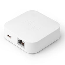 Plejd Gateway, hvid, kvadratisk med afrundede hjørner, Ethernet- og USB-C-port på siden, diskret logo på toppen.