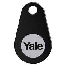 Yale Doorman RFID-tag sort, sort dråbeformet nøglebrik med hul i toppen og gråt center med Yale-logo i sorte bogstaver.