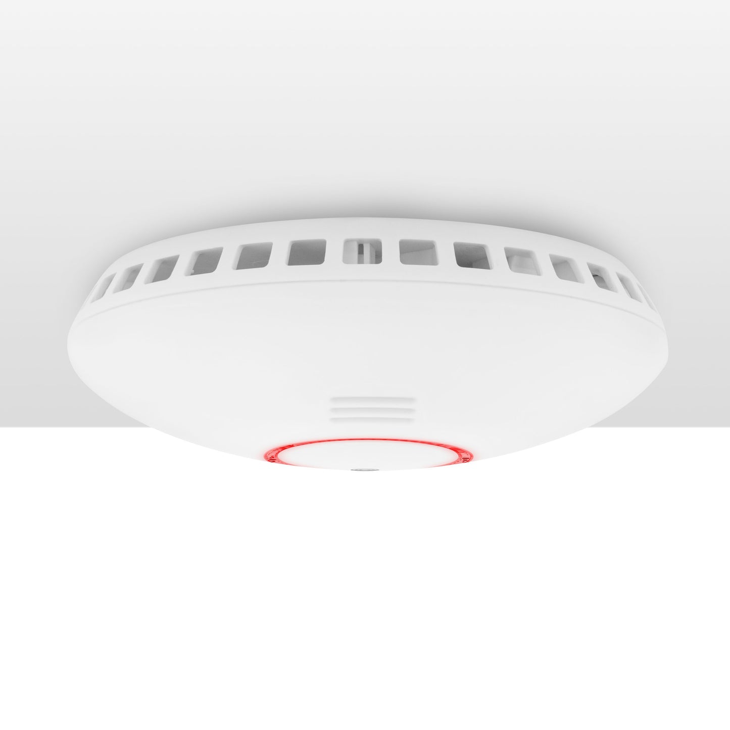 Cleverio Smart røg- og varmedetektor, hvid, monteret i loft med rød indikator, WiFi alarmsystem integration.