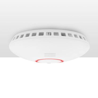 Cleverio Smart røg- og varmedetektor, hvid, monteret i loft med rød indikator, WiFi alarmsystem integration.