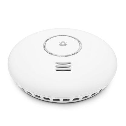 Cleverio Smart røg- og varmedetektor, hvid, rund med centralt cirkulært sensorfelt og små ventilationsåbninger, set fra siden.