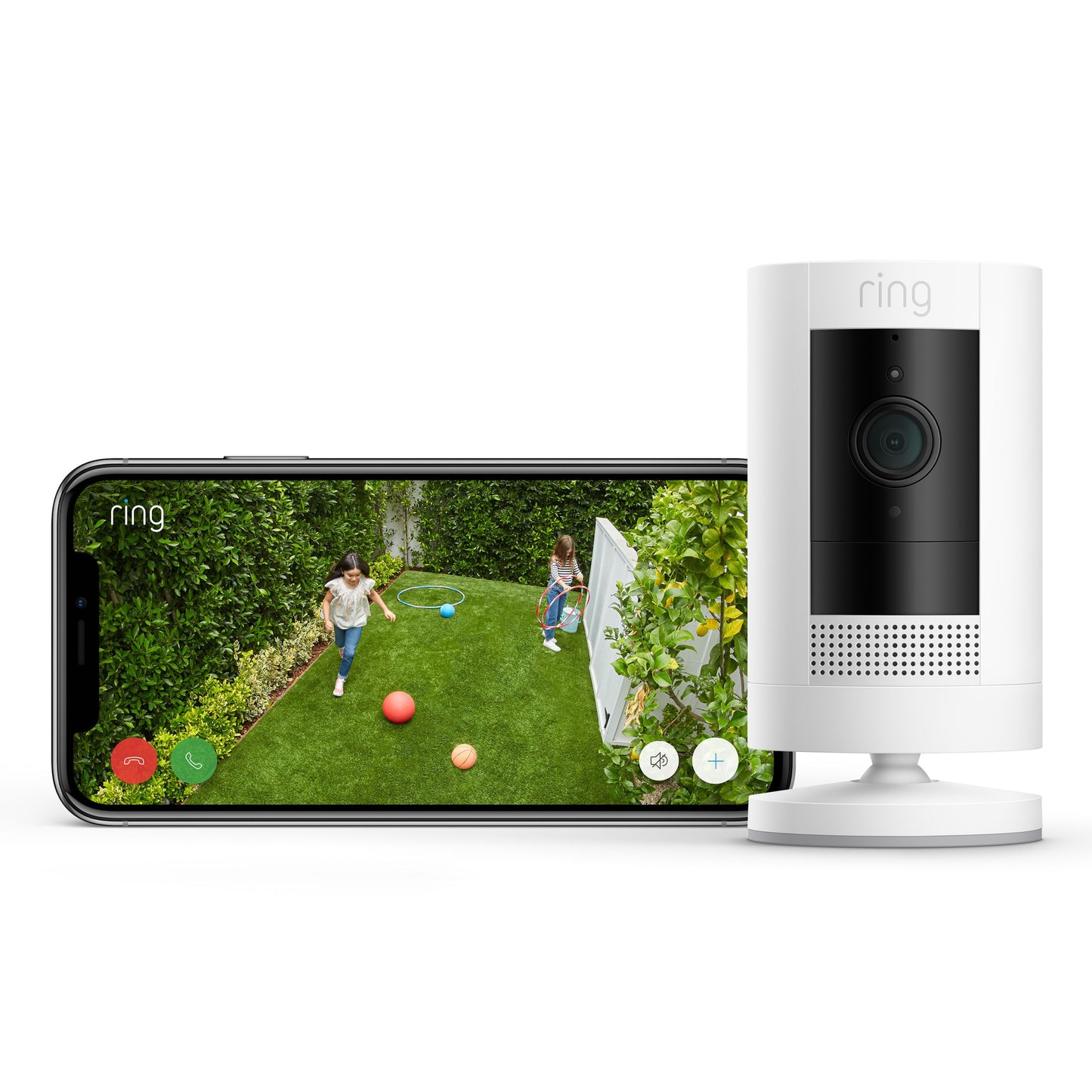 Ring Stick Up Cam Battery trådløst overvågningskamera ved siden af smartphone med live-feed i Ring-appen.