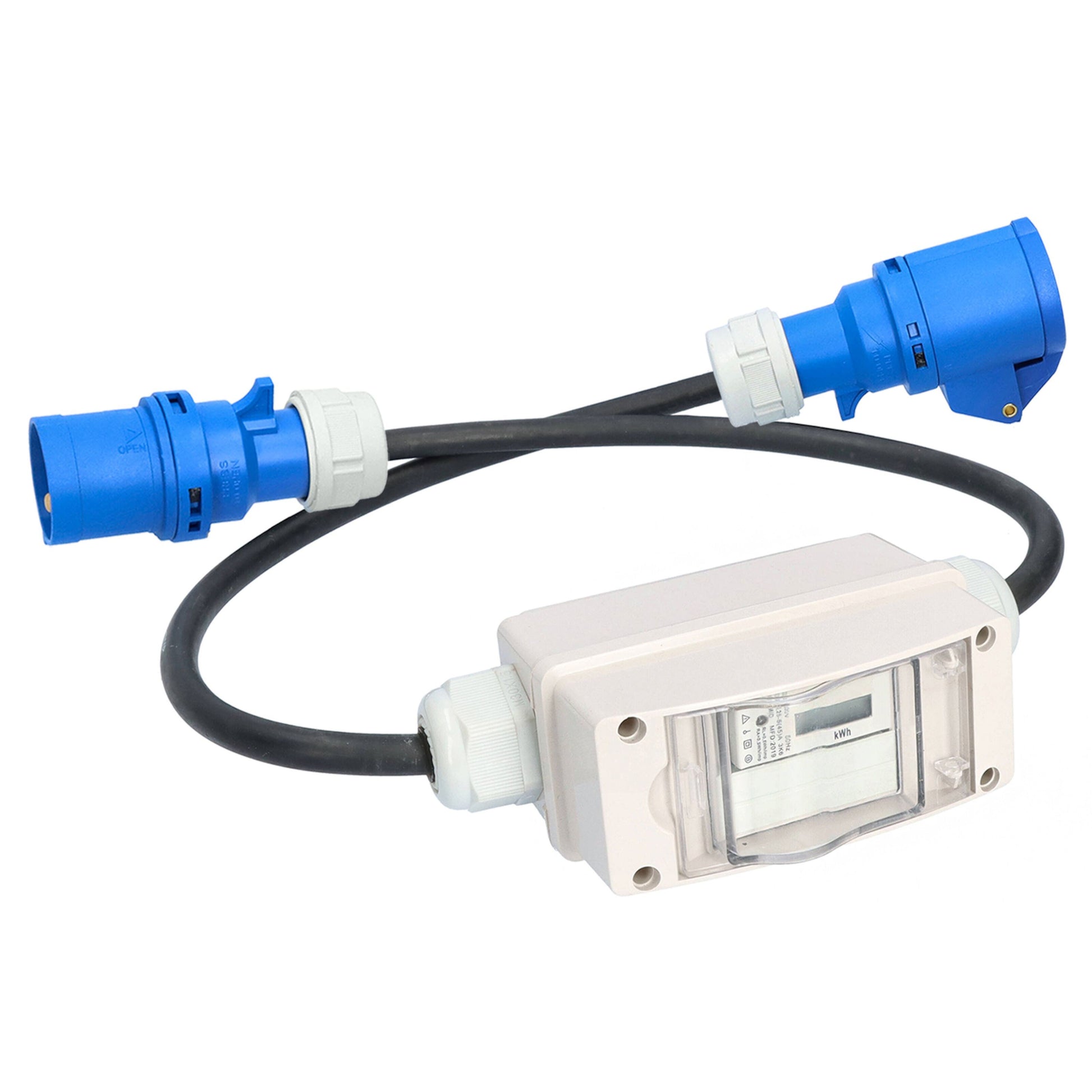 Digitale elmåler på kabel CEE med sort ledning, blå industri-stik og hvid IP-boks med klar låg til energimåling.