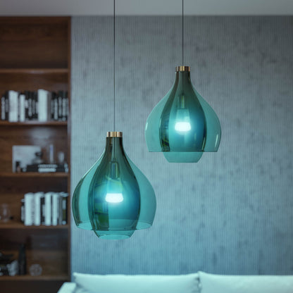 Hue Color Ambiance Smart LED-pære E27 1100 lm i blå glaspendel over sofa, træreol og væg med tekstur baggrund.