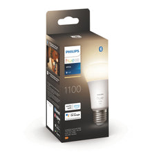 Philips Hue Hvid Smart LED-pære E27 1100 lm 1-pak emballage med Bluetooth, Alexa og Google Assistant logoer og egenskaber.